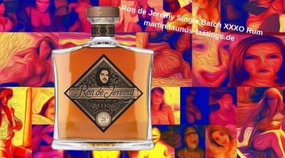 Eine Flasche Ron de Jeremy Single Batch XXO Rum, im Hintergrund eine erotische Collage
