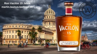 Eine Flasche Ron Vacilón 15 Jahre, im Hintergrund ein Gebäude in Kuba