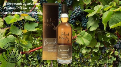 Eine Flasche Benromach 2010/2018 Chateau Cissac Finish, im Hintergrund Weintrauben