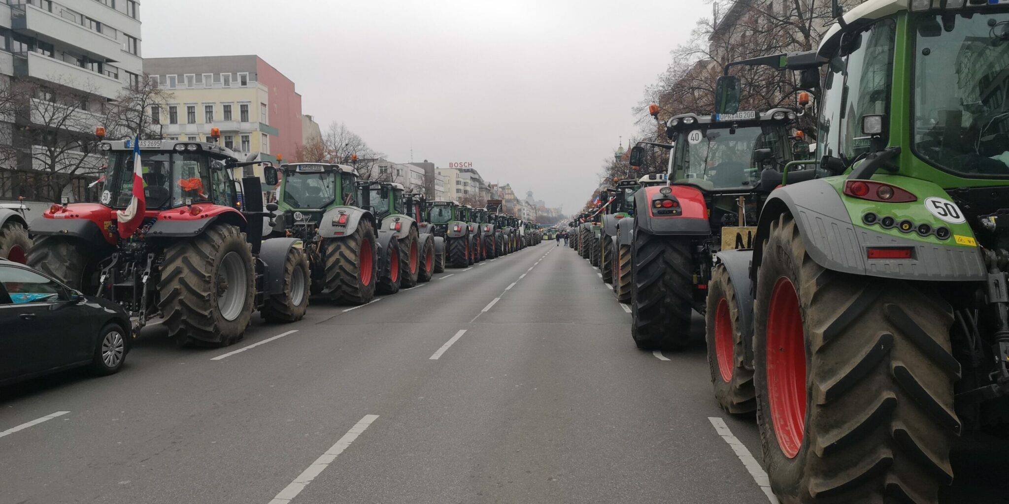 Bauerndemo in Berlin — Trecker legen Berlin lahm