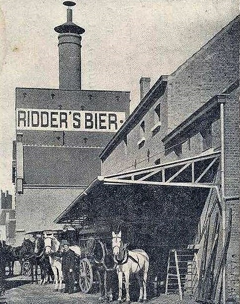 Foto van gebouw met opschrift 'Ridder's Bier'