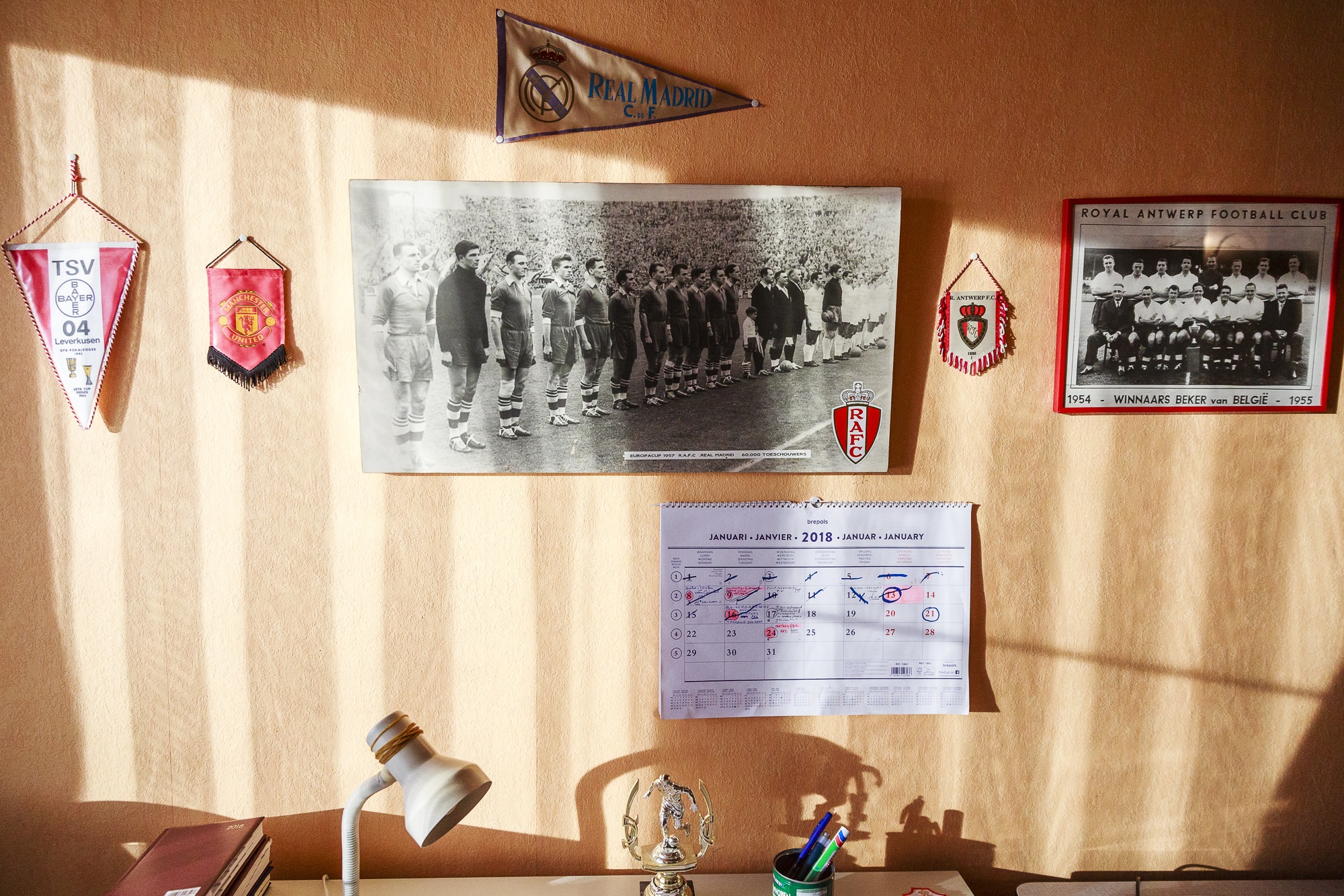 Foto's en vaantjes die aan de muur hangen