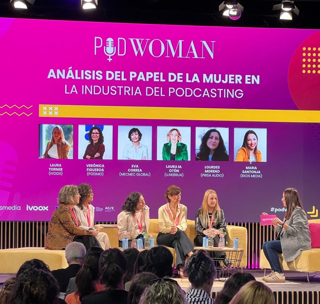 Ponentes debatiendo sobre el futuro del podcasting español en PodWoman 2025