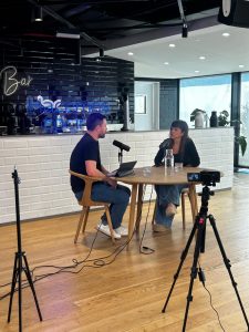 Vista del set con varios participantes conversando durante la grabación del podcast “Hacemos Cocina”.