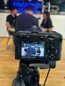 Cámara en primer plano capturando la grabación del podcast en el set de “Hacemos Cocina”.