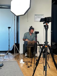 Equipo técnico ajustando cámaras y luces durante la grabación del podcast de Guía Repsol.