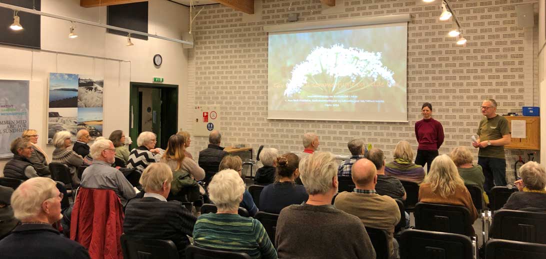 8. marts 2023: Formand Per Mansa byder foredragsholder Ann Berit Frostholm velkommen. Frostholm holdt foredrag om biodiversitet. 