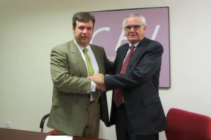 Manuel Alonso y Manuel Medina firman convenio