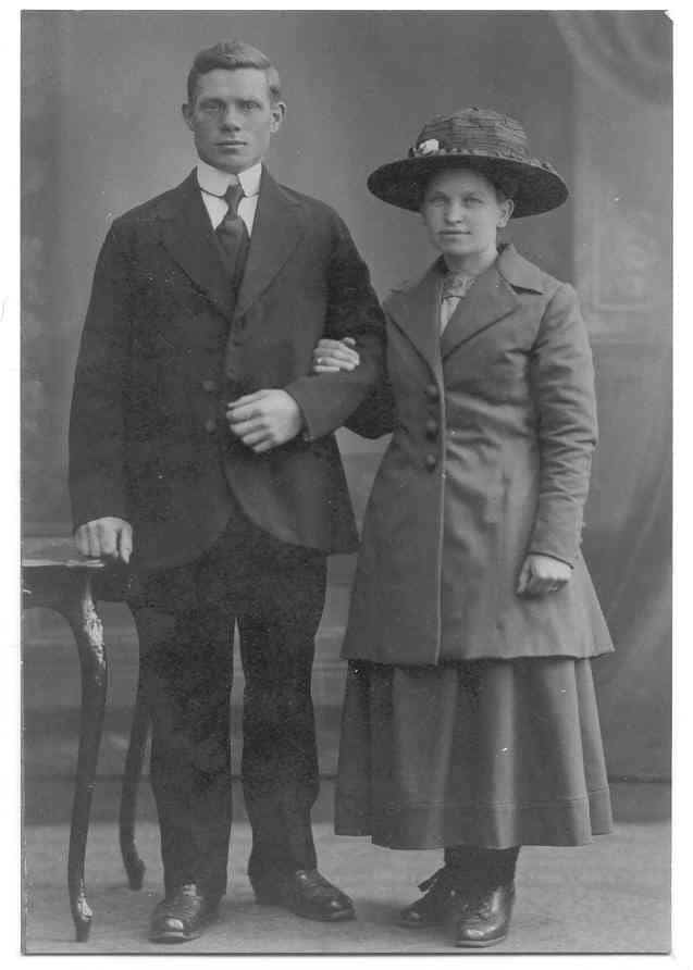 Dekkers Adrianus en Walthera Schoonus trouwfoto Helvoirt 1921 zw-w