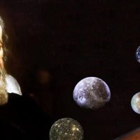 Më 7 janar 1610 Galileo Galilei zbuloi, me teleskop shtëpiak, katër hëna që rrotulloheshin rreth Jupiterit