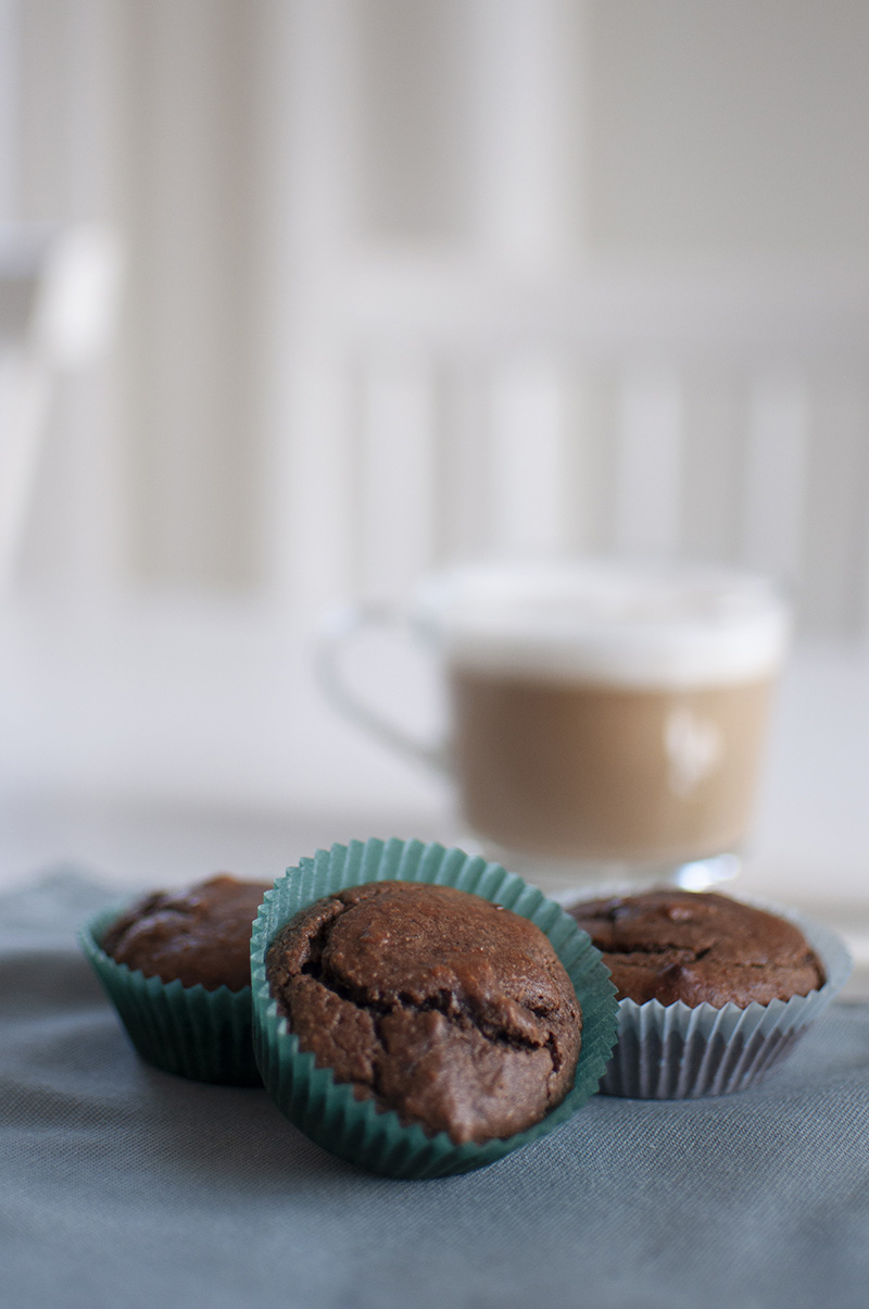 Näringsrika chokladmuffins utan banan, gjorda på mandelmjöl, kokos och dadlar – hälsosamt bakverk för både barn och vuxna.