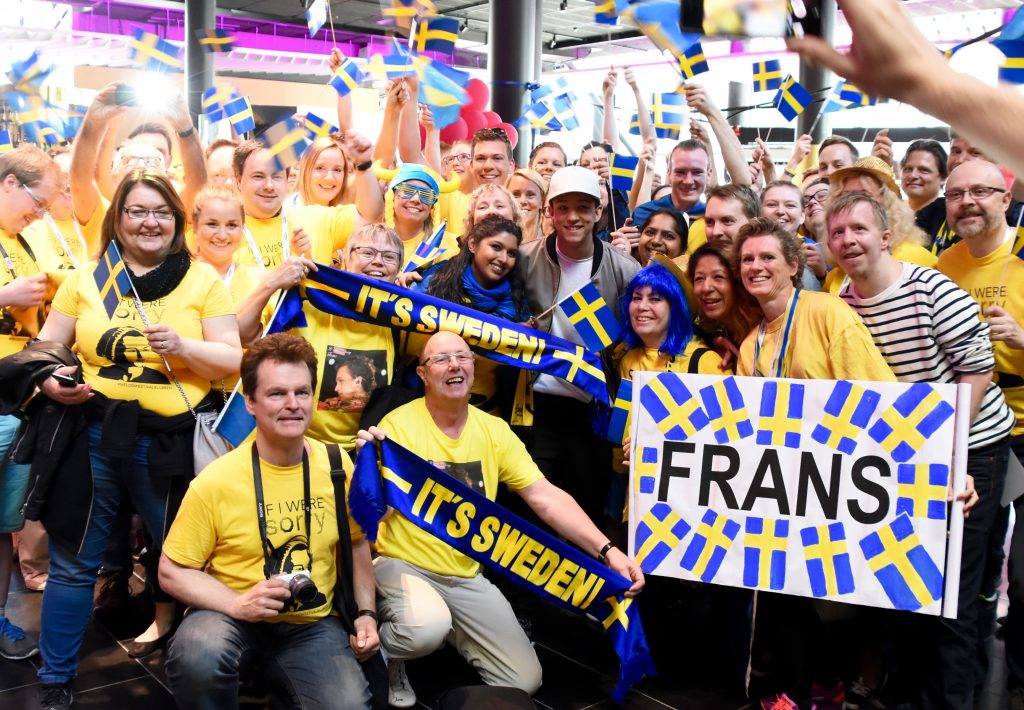 Klubbmedlemmar som står kring Frans under Eurovision 2016