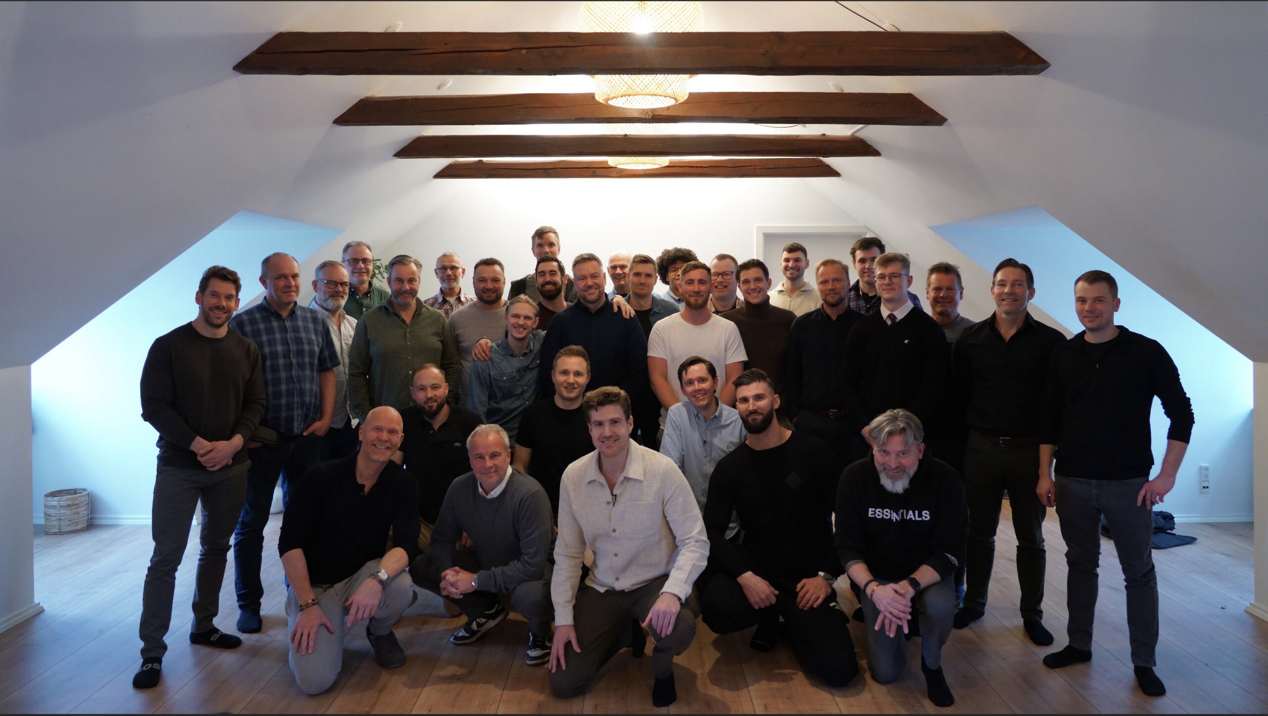 Mænd på Men's Mastery bootcamp samlet i fællesskab