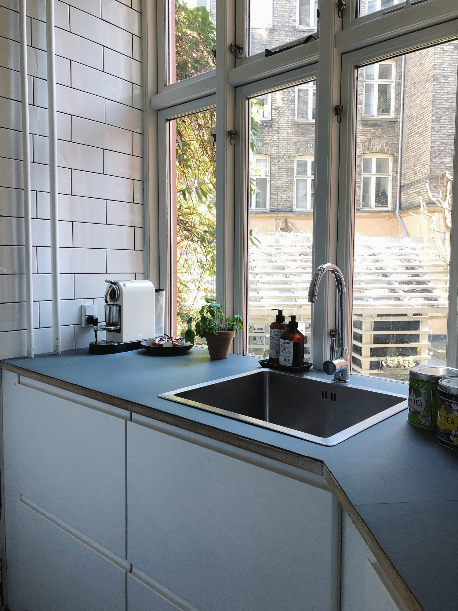 KØKKEN-MAKEOVER MED LINOLEUM: PROCESS OG PRIS – Meri Meri