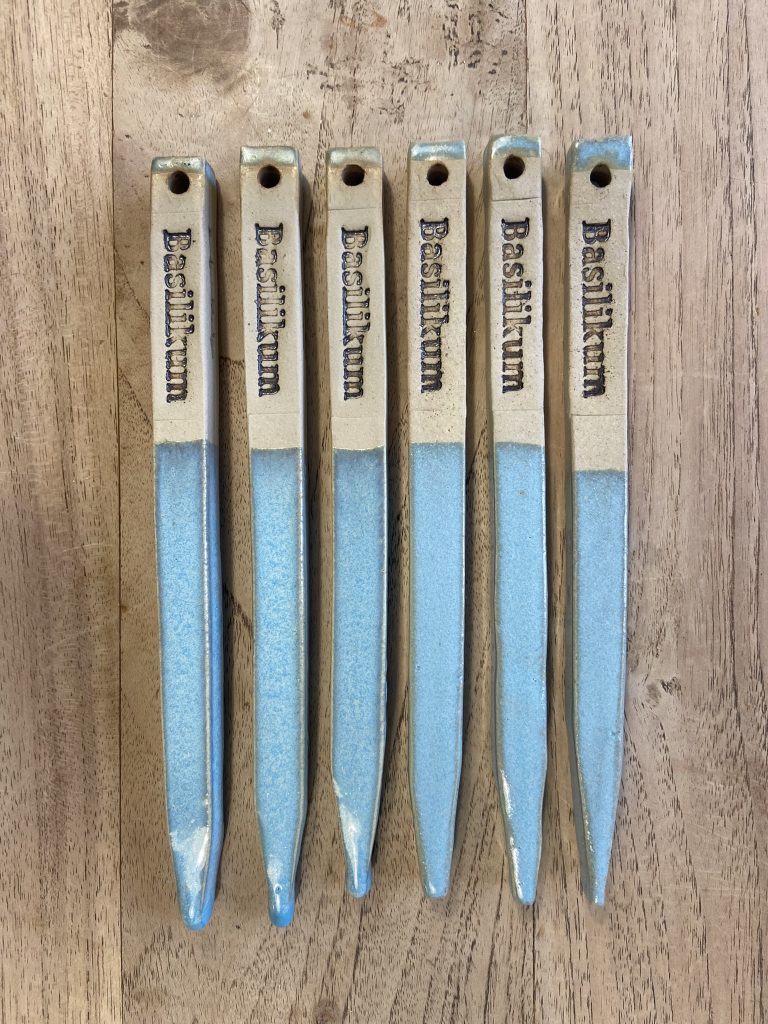 Basilikum keramik skilt af Bundgaard Design