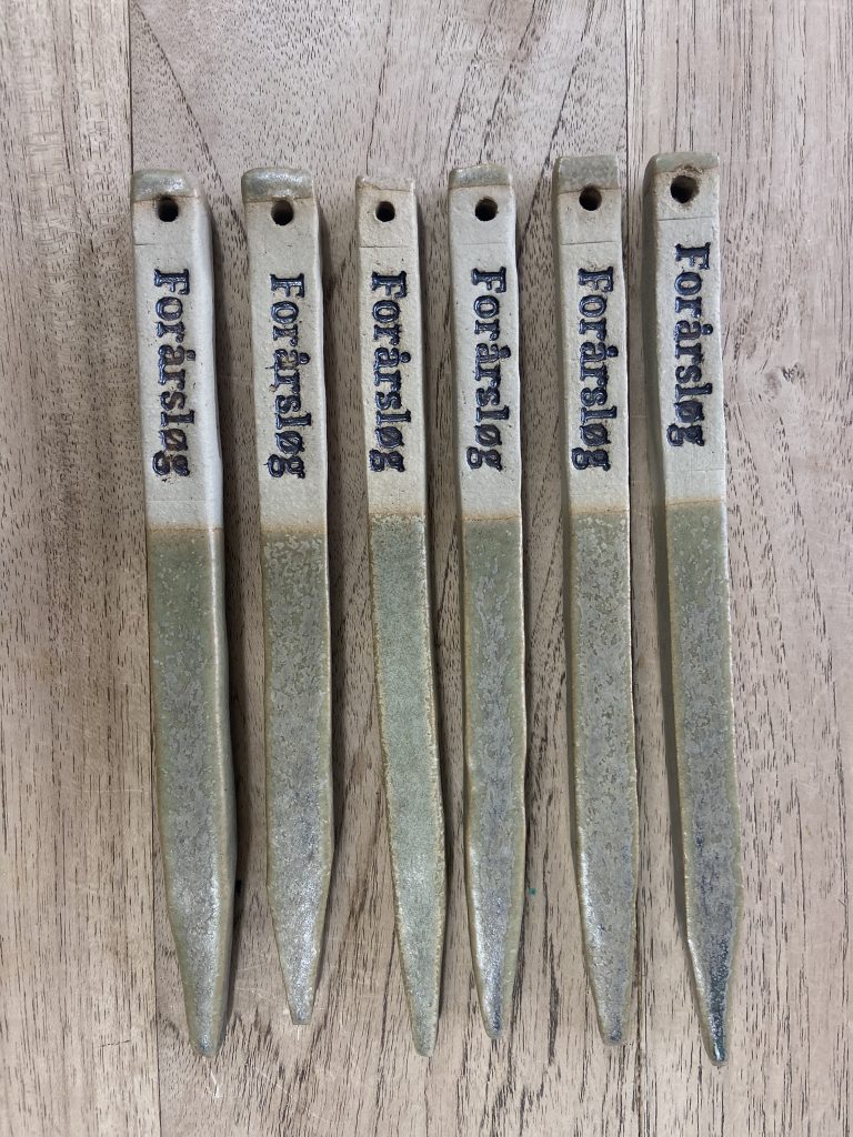 Forårsløg keramik skilt