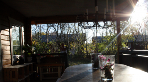 Solen skinner på veranda