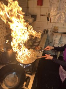 wok med flammer