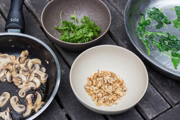 Bak de champignons in een pan en kruid met peper en zout