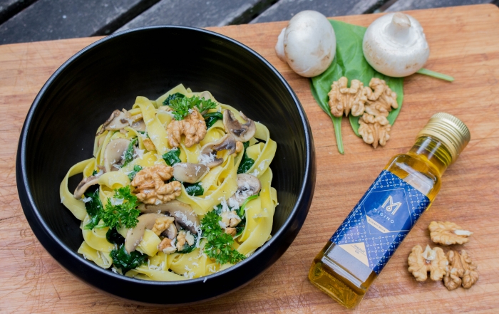 Tagliatelles aux épinards, les champignons et l’huile de noix