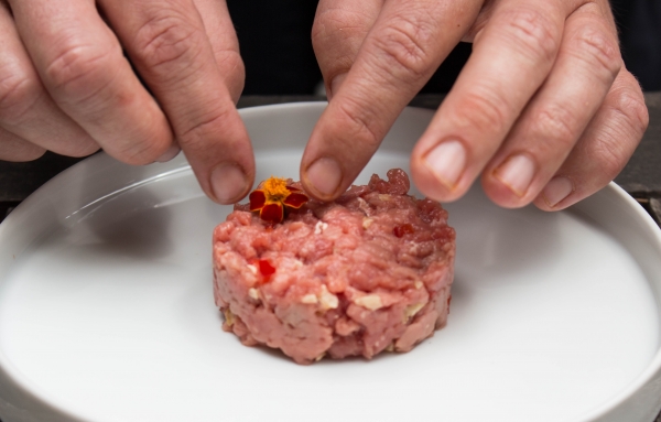 Dressez ce tartare sur les assiettes à l'aide d'un petit moule rond