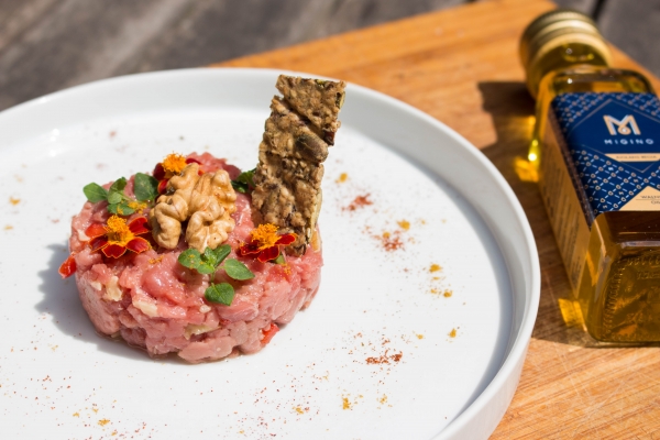 Tartare de boeuf avec l'huile de noix