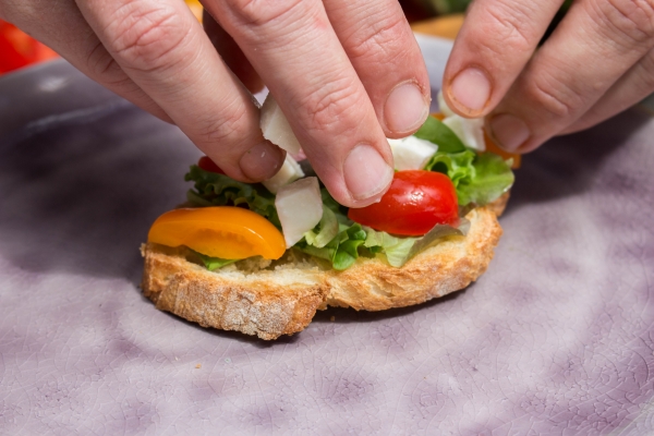 Ajoutez des morceaux de tomate et mozzarella, salez et poivrez