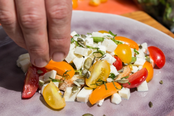 Parsemez de basilic fin, pépins de courge et d’huile de pépins de courge Migino et juxtaposez la deuxième tranche de pain grillé