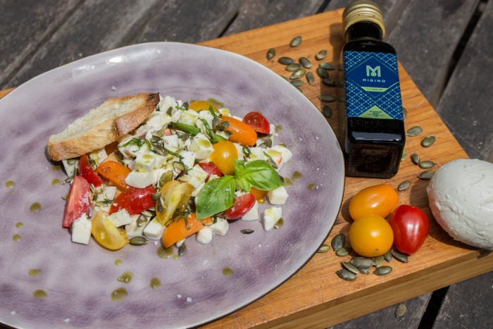 Tomate mozzarella avec l’huile de pépins de courge