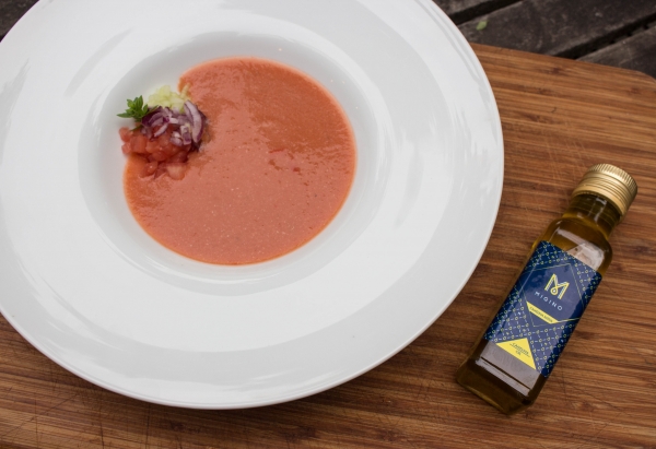 Gazpacho à l'huile de cameline et le farine d'amandes