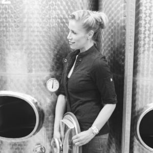 Julica Renn bei der Überwachung der Lagerung des Gins im Keller