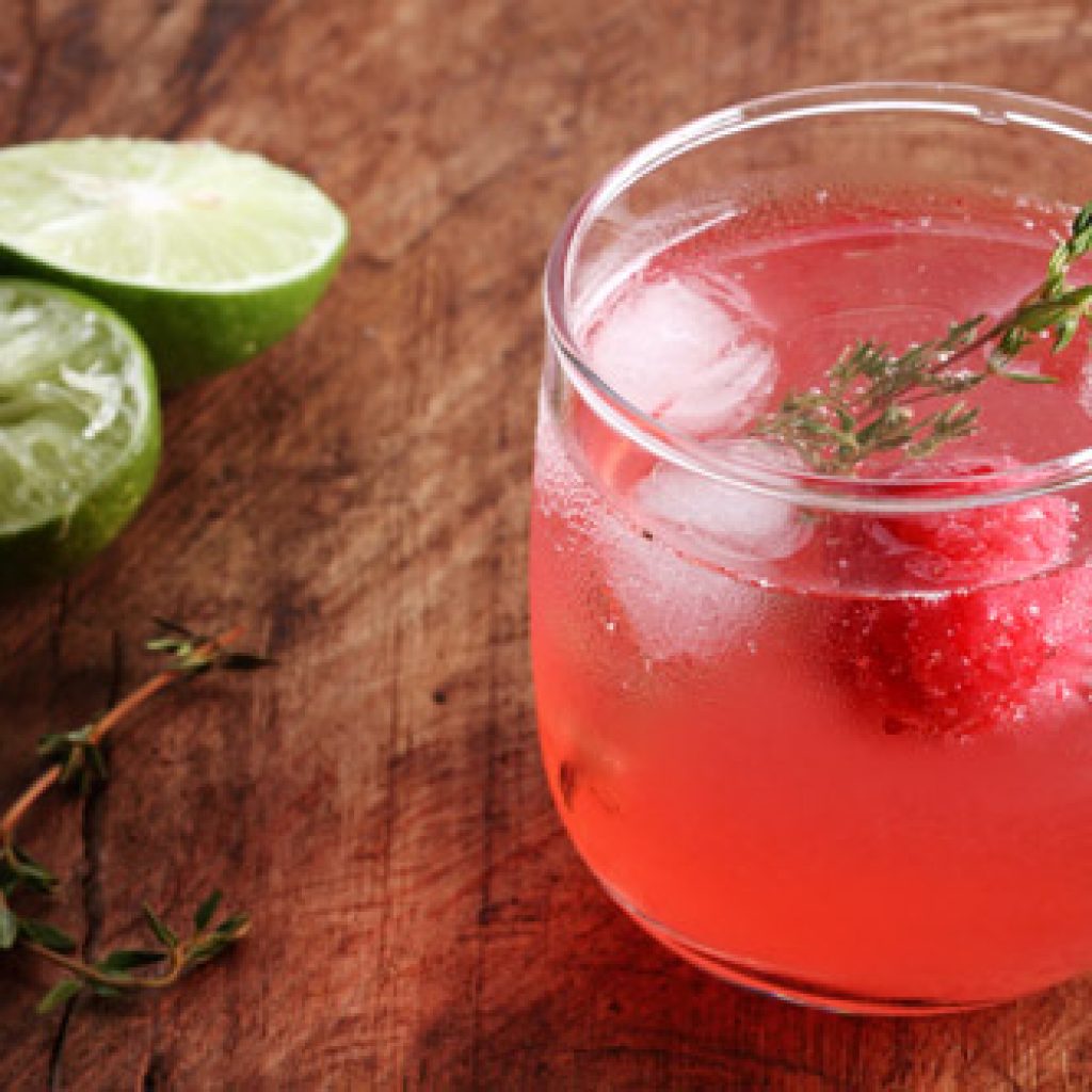 The Raspberry Thyme Smash is relatively young. It arose in New York at the end of the 2000s.