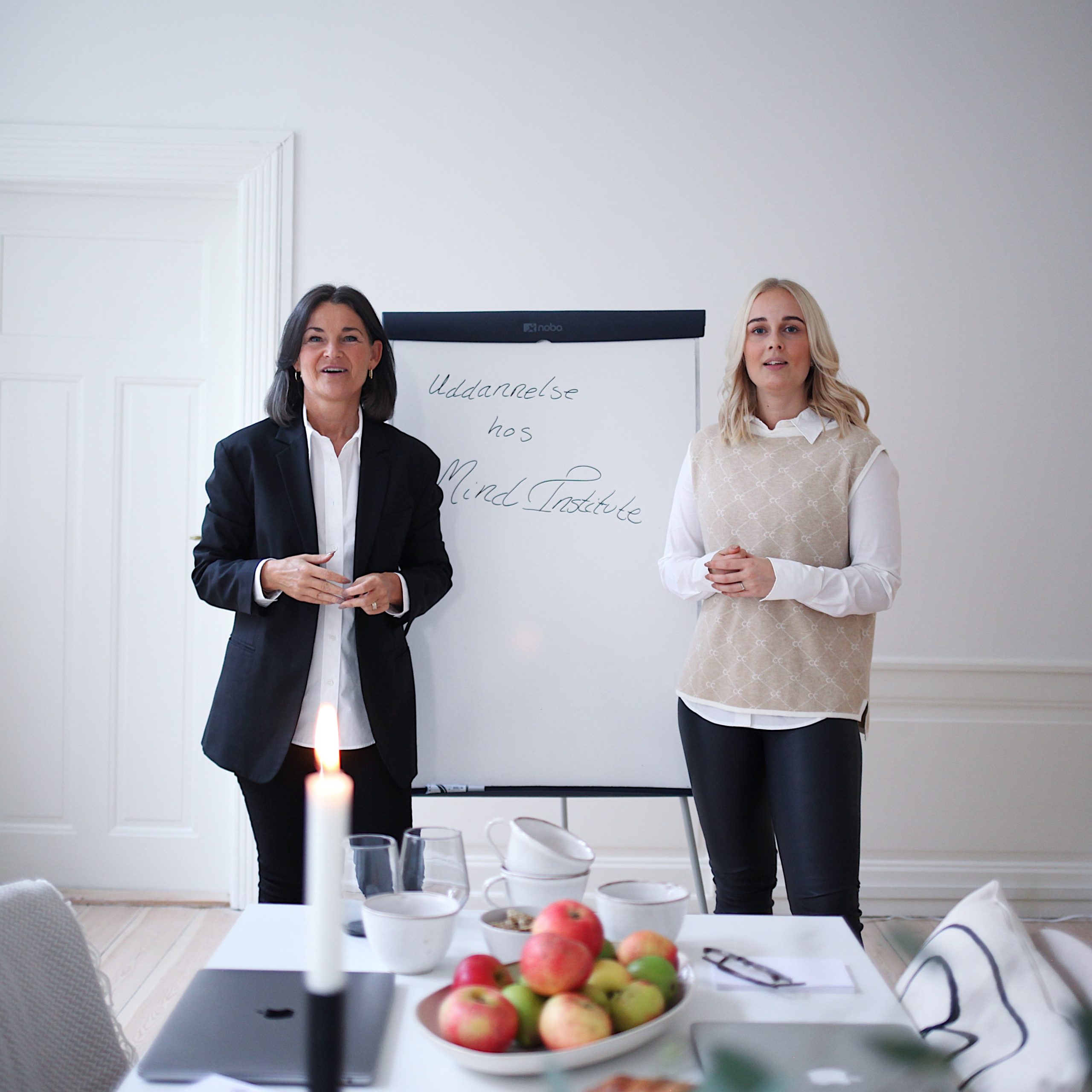 behavior5 to kvinder som holder foredrag
