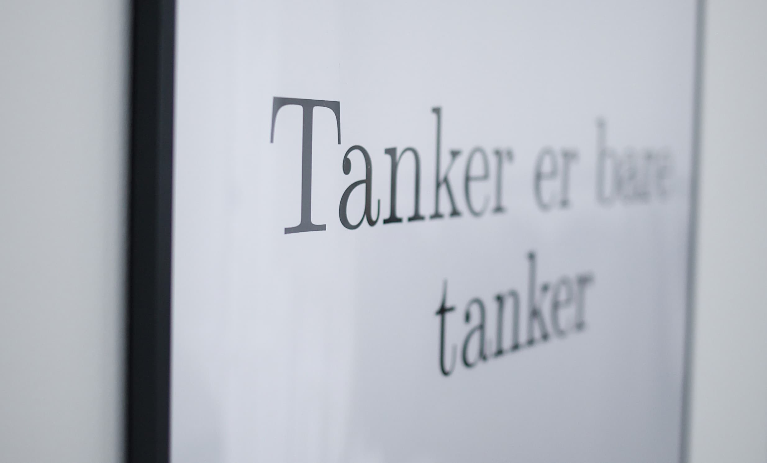 Plakat med teksten "Tanker er bare tanker"