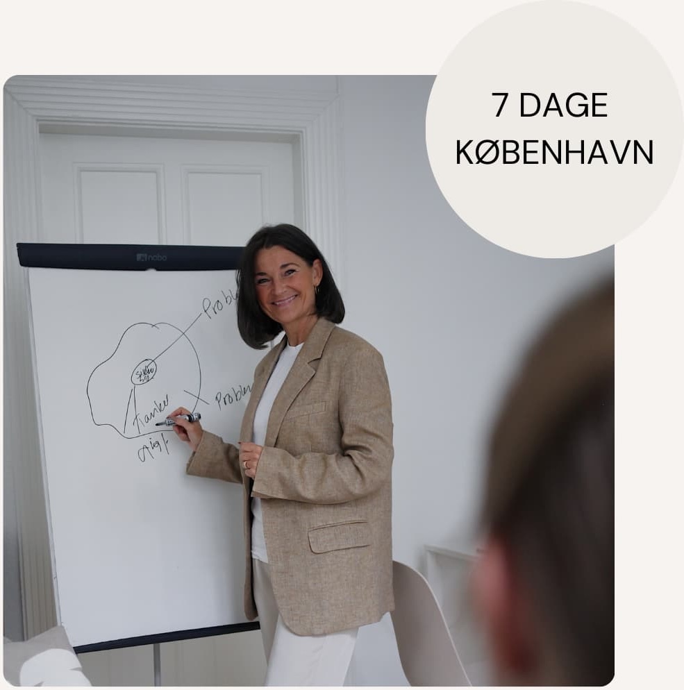 Kvinde som tegner på et whiteboard