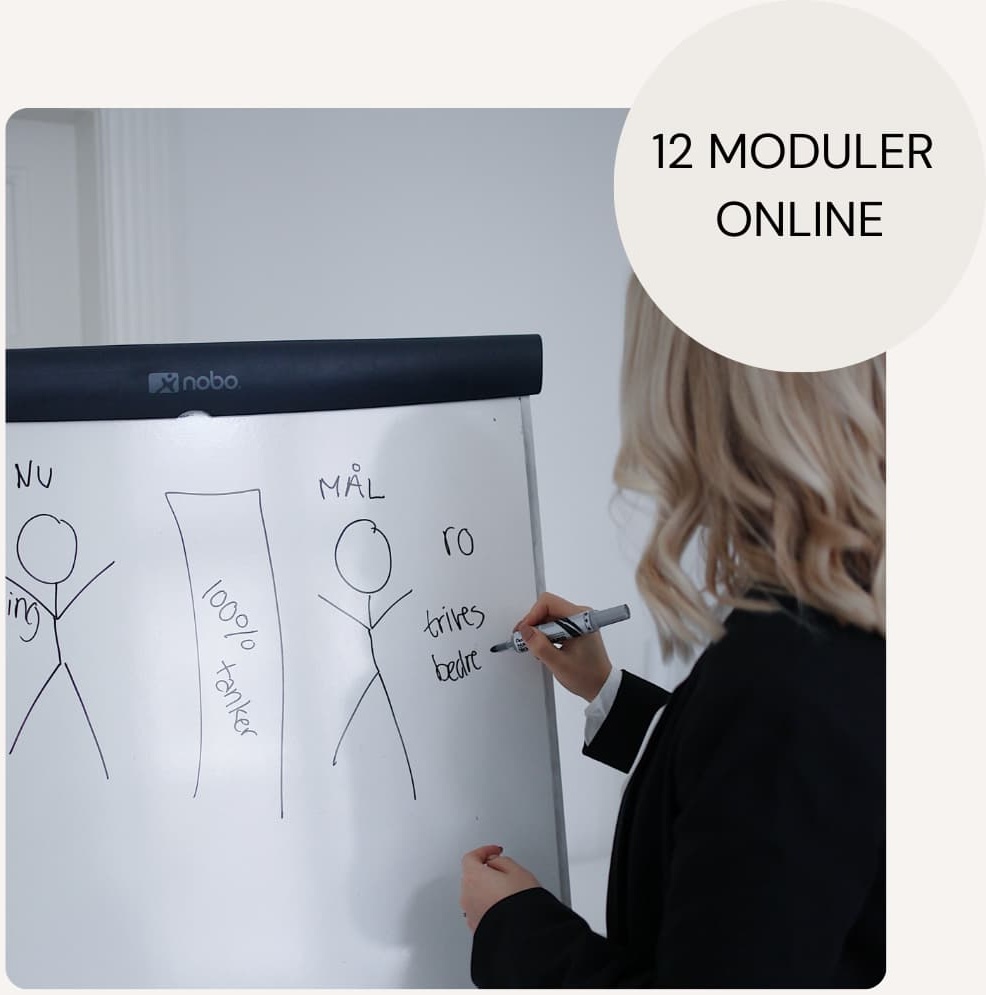 kvinde som tegner på et whiteboard