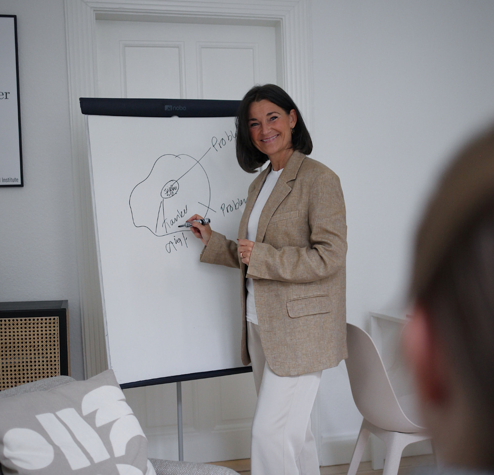 Design uden navn (6) kvinde som tegner på whiteboard