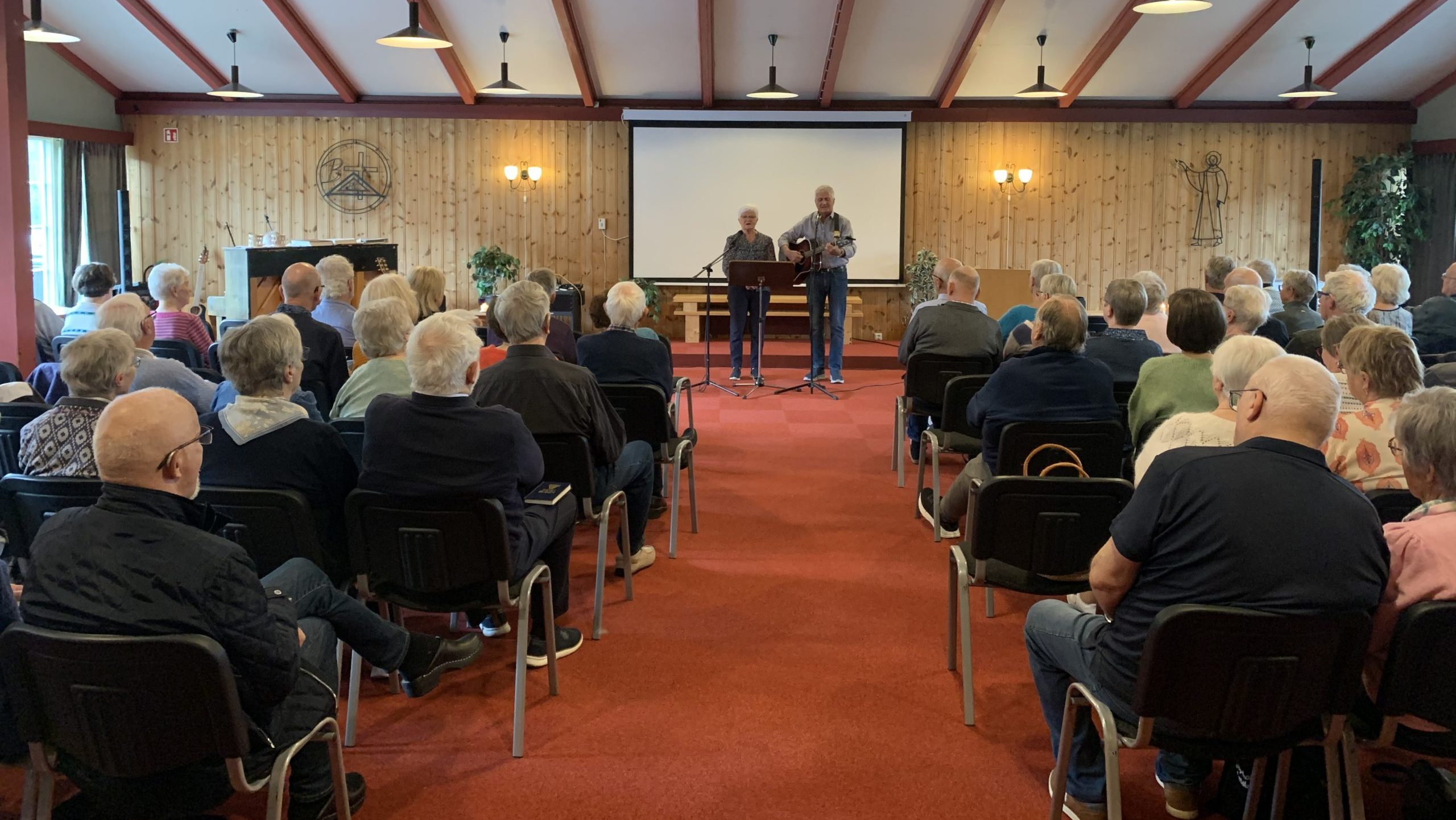 Fullt hus på pinsestevne
