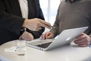 IT-Berater/innen beraten Unternehmen bei der Einführung, Wartung und Weiterentwicklung von IT-Systemen. Es geht um die Innovationen, Verbesserungen, Optimierungen. Würden Sie gerne Ihre Kenntnisse aktualisieren und Ihre Karriere vorantreiben? Wir unterstützen Sie!