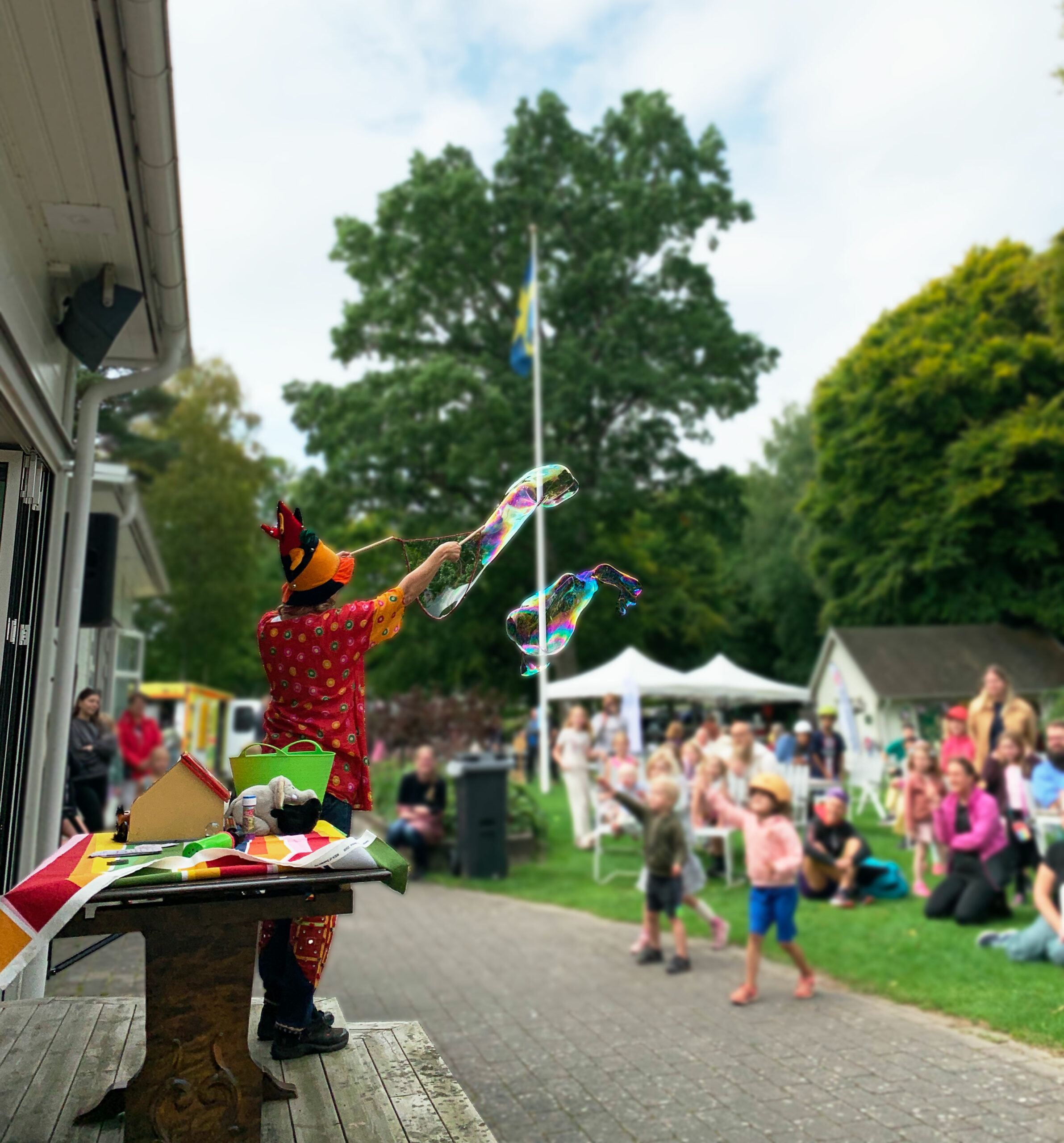 Bubblor, brandbilar och kyrkan mitt i allt