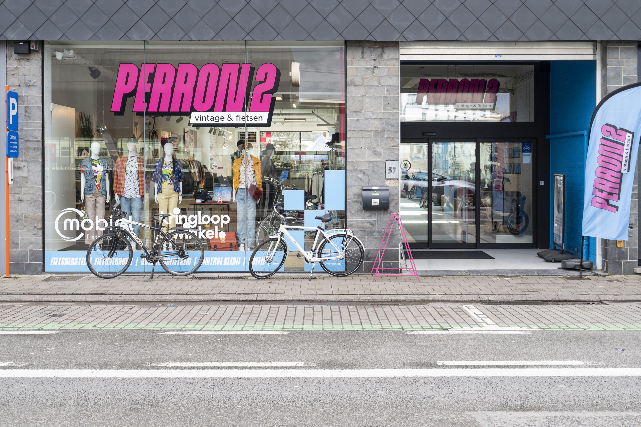 mobile shoot 1 HR (166 of 282) Concept store Perron 2 combines Bike Center Mobile and Thrift Store Vintage in one storefront