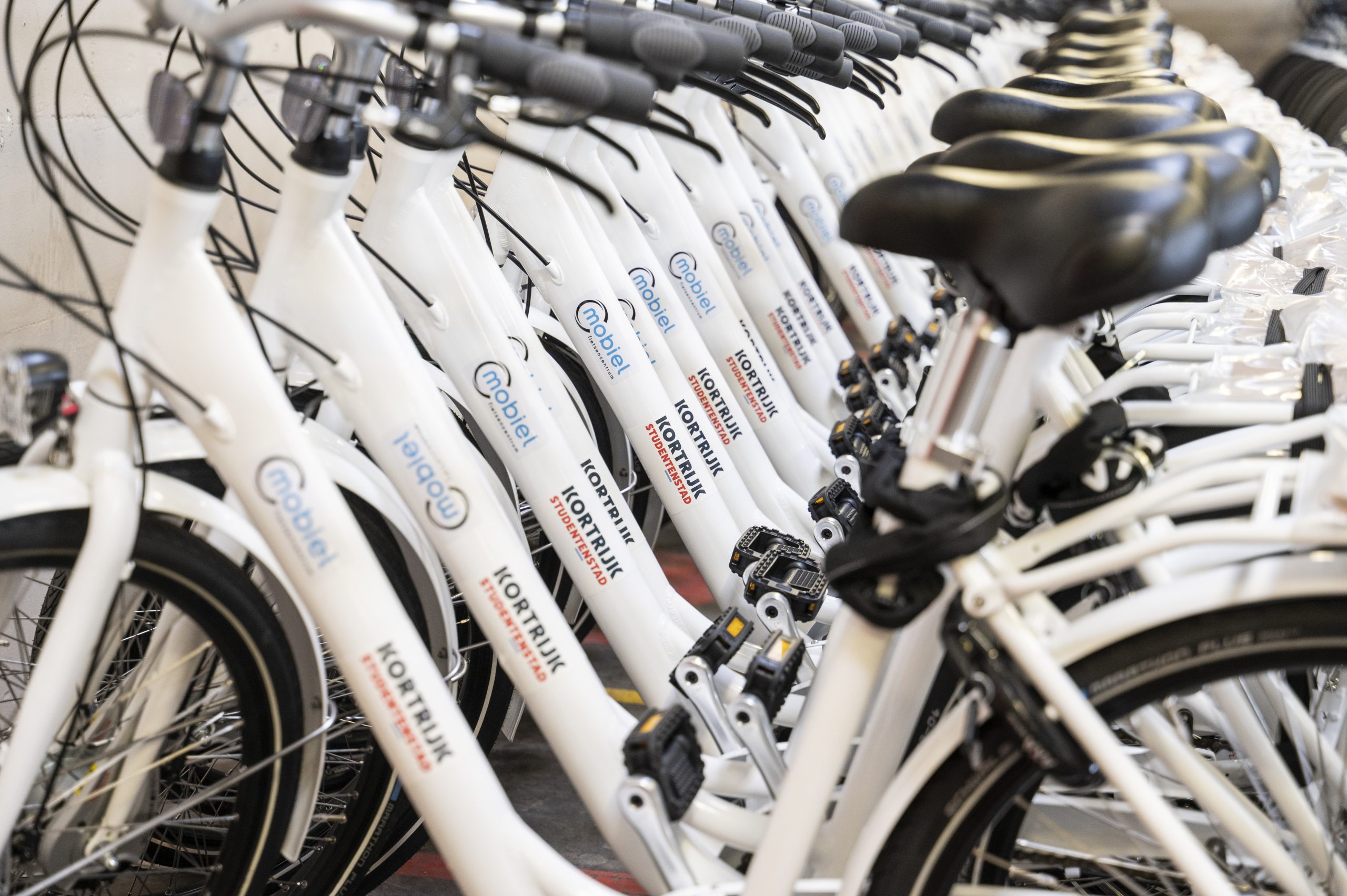 mobile shoot 1 HR (50 van 282) A white fleet of Mobiel bicycles in our warehouse in Kortrijk