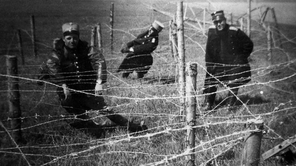 Soldater hænger ud i pigtrådshegnet