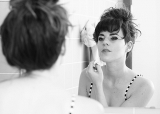 muym Model looking in mirror