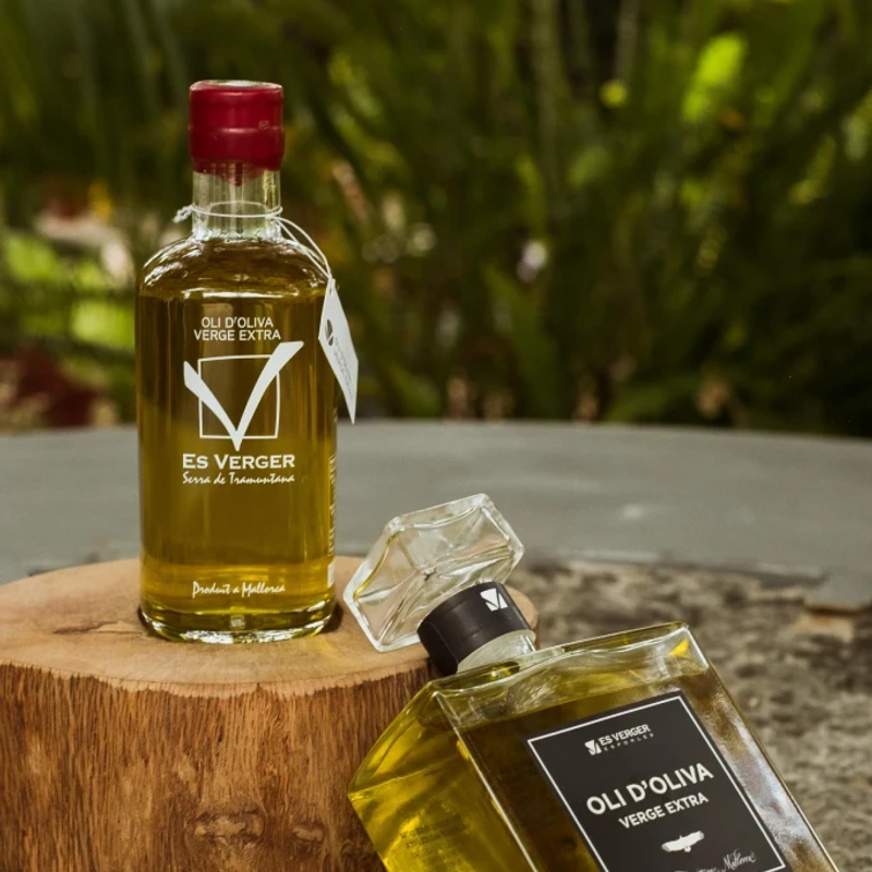 Botellas de aceite de oliva virgen extra Es Verger, producido en la Serra de Tramuntana, Mallorca