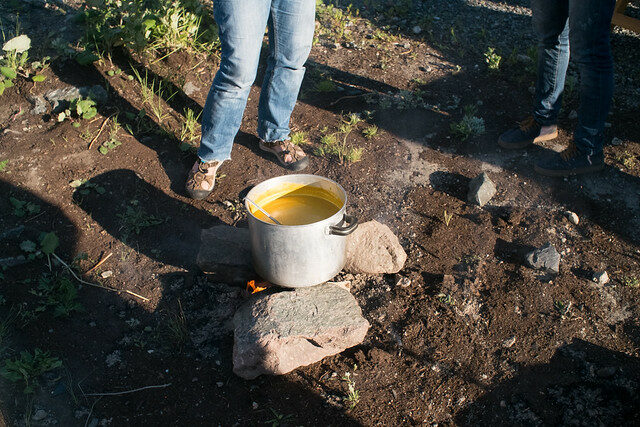 Three stone fire for cooking potatoes. Photo: Erik Sjödin