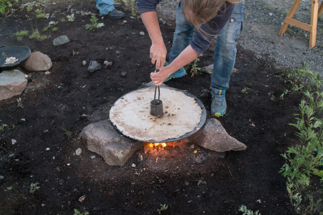 Three stone fire for baking flatbread. Photo: Erik Sjödin 