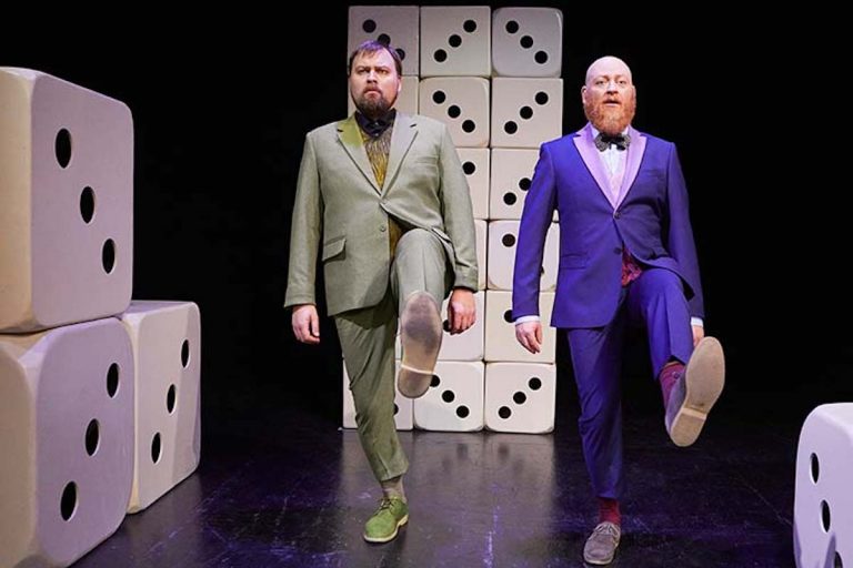 Tre står på hovedet - Teaterhuset Filuren