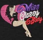 Miss glossy body numérisation client motif de broderie machine logo tee-shirt.