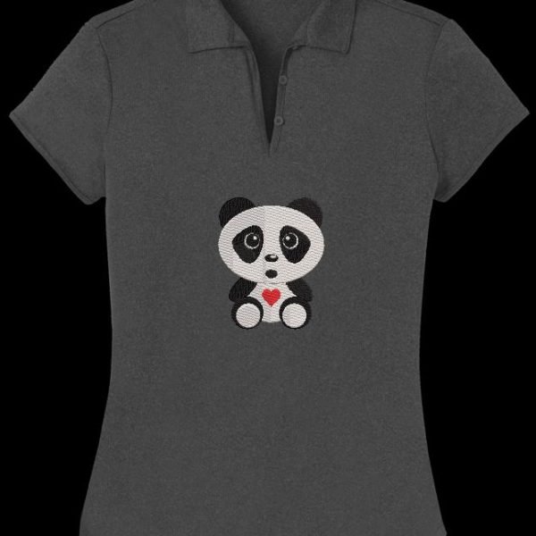 bébé panda mignon. Motif de broderie machine d’un adorable bébé panda tout mignon avec un petit cœur rouge. cadre 10 x 10/20 x 20 . Formats des fichiers PES,CSD,EXP,HUS,SHV,VIP,XXX,DST,PCS,JEF,VP3,EMB… Téléchargement immédiat après votre paiement.